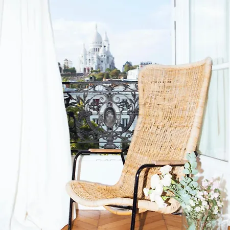 L'atelier 35 With View Of Montmartre