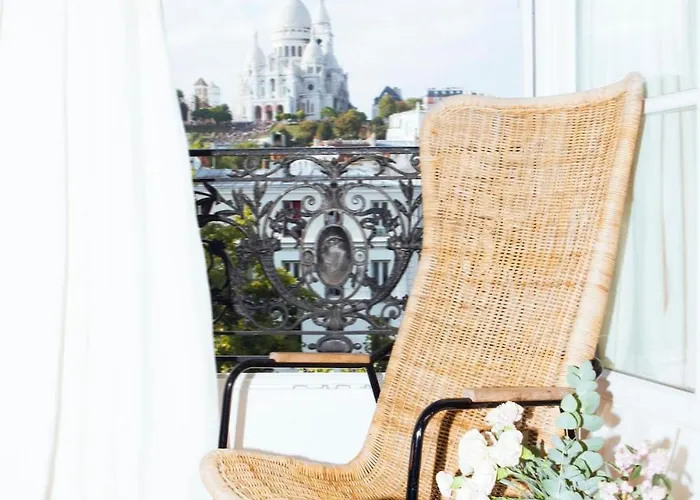 L'atelier 35 With View Of Montmartre